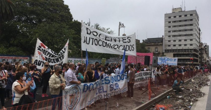 Murieron cuatro docentes en Tucumán y sus compañeros exigen que se vuelva a la modalidad de clases virtuales