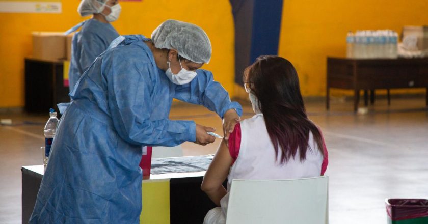 Docentes privados en alerta por la suba de contagios y la suspensión de la vacunación