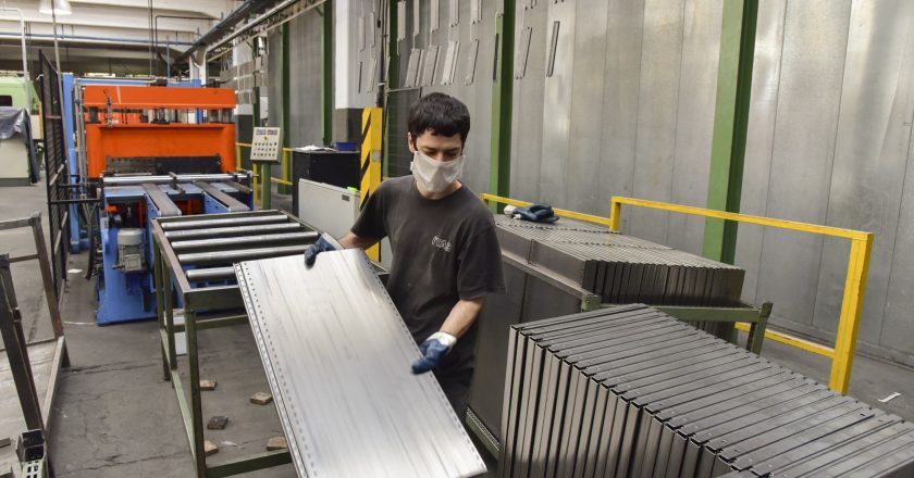 En el primer trimestre del año, se desaceleró el impulso del empleo en la industria que ahora genera unos 1.100 puestos de trabajo mensuales