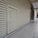La producción textil cayó 33% anual en febrero y los locales vacíos se multiplican en las principales avenidas de la Ciudad de Buenos Aires