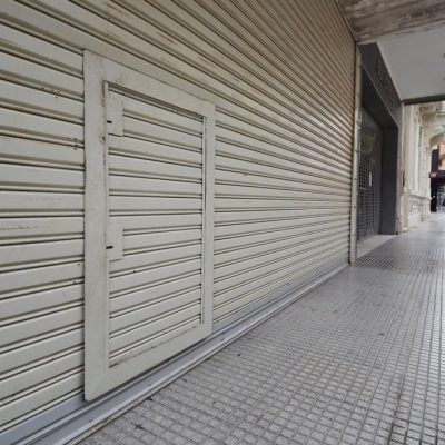 La producción textil cayó 33% anual en febrero y los locales vacíos se multiplican en las principales avenidas de la Ciudad de Buenos Aires