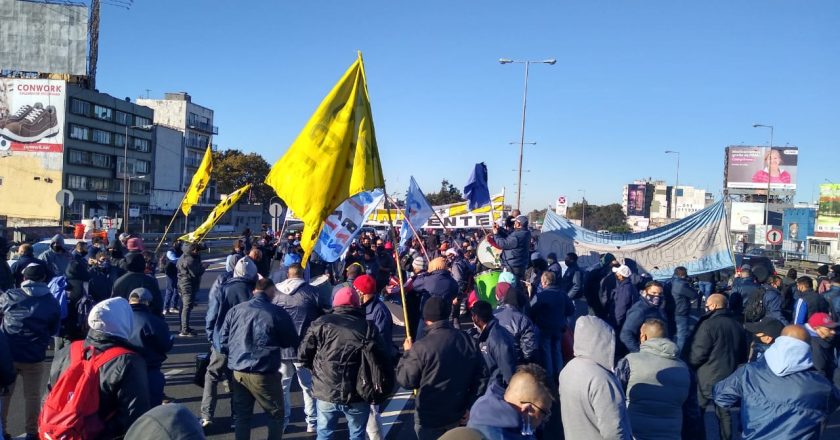 Otra vez los choferes salen a cortar los accesos a Capital para reclamar vacunas y un salario inicial de 100 mil pesos y acorralan a Roberto Fernández antes de una audiencia paritaria clave