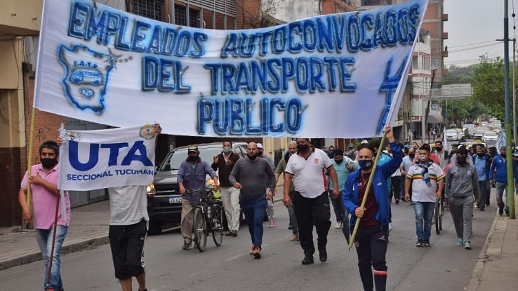 También hay rebelión de los choferes tucumanos contra la UTA y los opositores comparan a Roberto Fernández con Menem