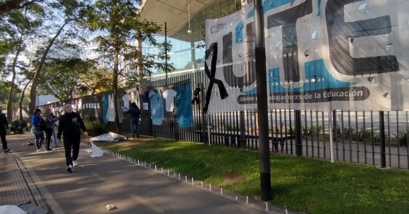 Los docentes porteños contabilizan 14 compañeros muertos y 10.763 contagios desde que comenzó la presencialidad