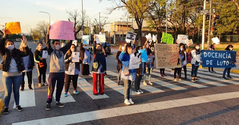 Mientras Larreta ahora evalúa suspender la presencialidad, los docentes porteños continúan con los «semaforazos» en «defensa de la vida»