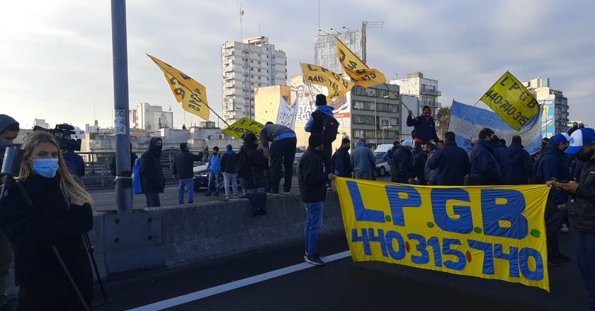 Los choferes salen a meterle presión a Roberto Fernández y vuelven a cortar los accesos a Capital