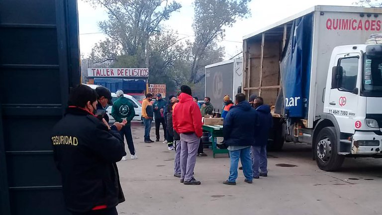 Moyano denunció ante el Ministerio de Salud a la Química Oeste: «Tienen que compartir una sola máscara protectora entre 10 trabajadores»