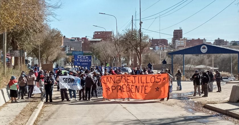 Se agrava el conflicto con los municipales jujeños y «Perro» Santillán corta el puente internacional que une Argentina y Bolivia