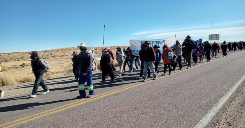 Municipales jujeños cruzan la provincia a pie y denuncian que tienen salarios de entre 8 mil y 17 mil pesos