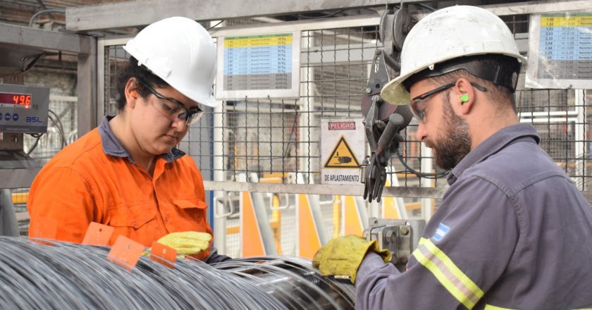 Con casi un cuarto de la planta contagiada, los metalúrgicos de Acindar Villa Constitución piden ser incluidos en el plan de vacunación