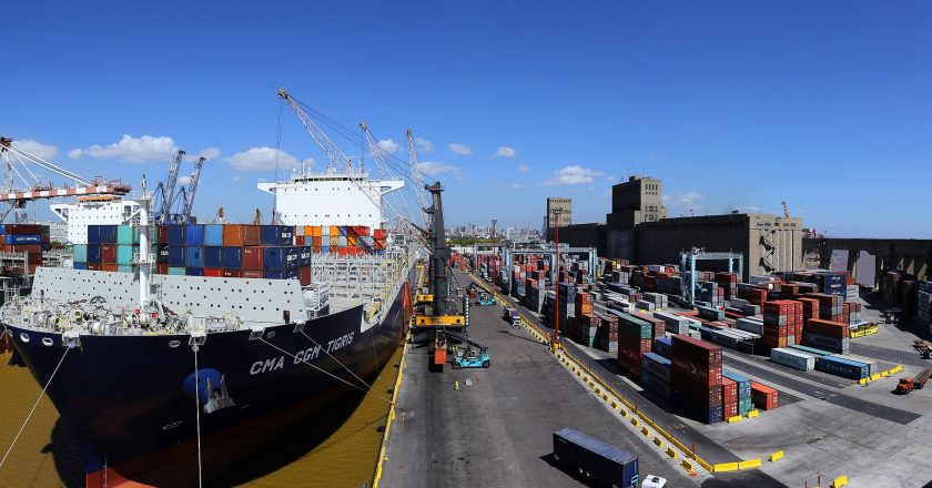 En medio de la ola de contagios a bordo, la Federación Marítima convocó a una huelga general para este jueves en reclamo de vacunación para los trabajadores del sector