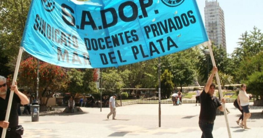 Ordenan reincorporar y pagar salarios caídos a una docente que fue despedida cuando quedó embarazada