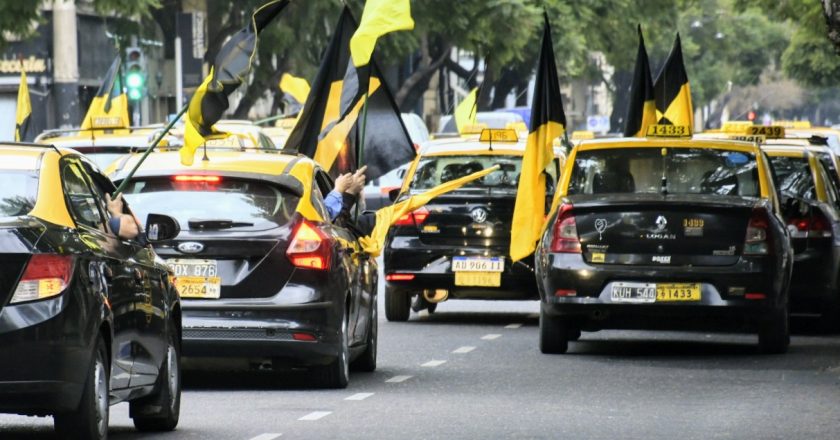 Los taxistas vuelven a movilizar contra Uber y encaran 2 concentraciones en las autopistas porteñas para reclamar que bajen los carteles