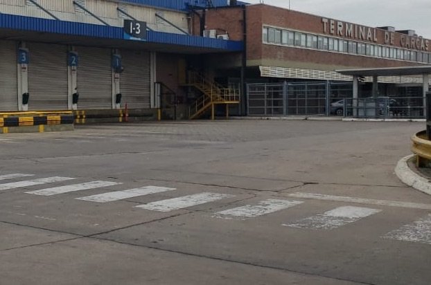 Falleció un trabajador que recibía las vacunas en Ezeiza y el paro de los aduaneros se sintió con fuerza