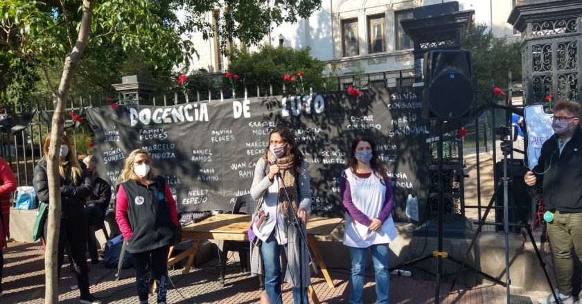 Acto por la muerte de docente porteña que era sostén de familia: «Luchó contra la presencialidad en este contexto, que lamentablemente se llevó su vida»