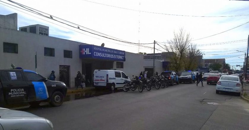 En plena segunda ola, la policía de San Miguel le pegó a los médicos del Hospital Público que se reunían para hacer una asamblea