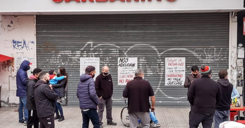 Trabajadores denuncian que Garbarino adeuda sueldos, cargas sociales y bono de fin de año y está vaciando sus locales