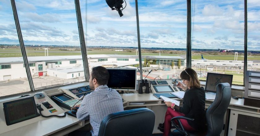 Sin solución salarial, los controladores aéreos activan protestas y quedarían afectados los vuelos de carga