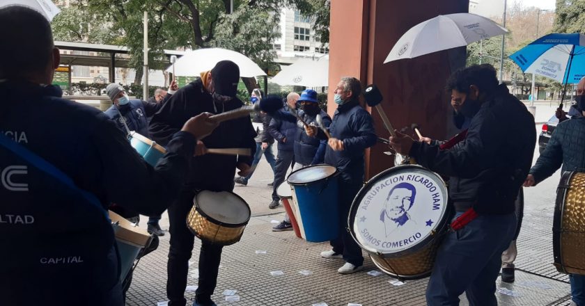 Protestaron en la puerta de los call centers de Ecogas, Telecentro, Santander Río, Claro y La Caja porque les congelaron los salarios