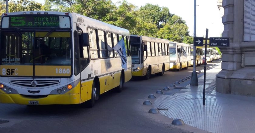 Las empresas no pagaron el aguinaldo ni las paritarias y hace 5 días que no circulan los colectivos en Santa Fe