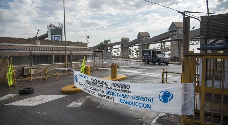 UOCRA reclama el pago de un bono y vuelve a bloquear las terminales portuarias que generan el mayor ingreso de divisas en el país