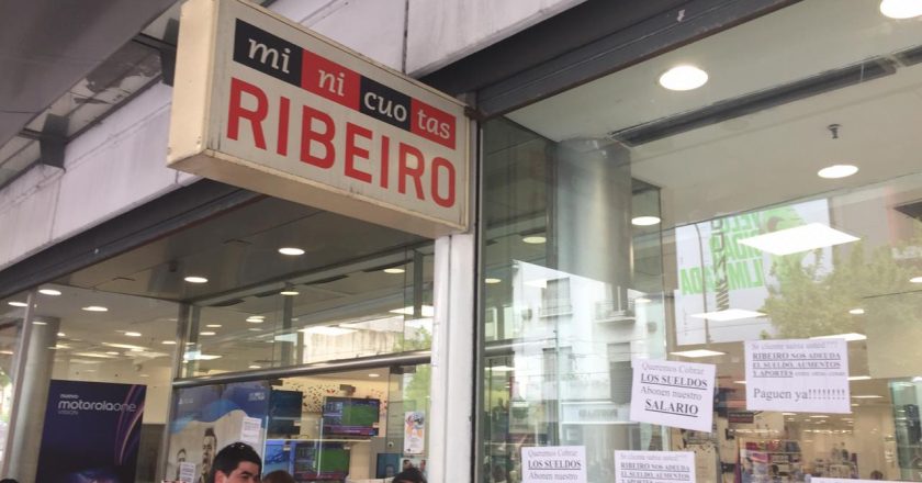 Otra cadena de electrodomésticos al borde del precipicio: Ribeiro dejó de pagar salarios y empieza a cerrar locales