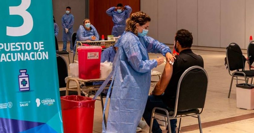 Córdoba presiona por la inoculación de estatales y se convierte en la primera provincia que licencia sin sueldo a quienes no se vacunen