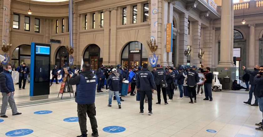 Trabajadores de Seguridad Privada bloquean boleterías en la estación Retiro y denuncian explotación laboral en la firma COMAHUE