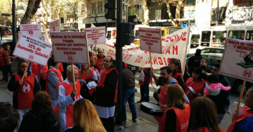 Médicos privados porteños reclaman la apertura de paritarias y avisan que tienen salarios por debajo de la línea de pobreza