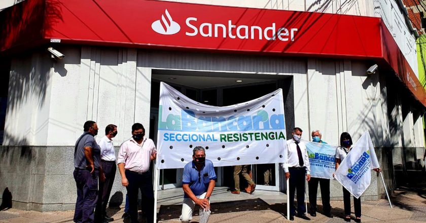 Bancarios denuncian que el Santander cierra sucursales, terceriza tareas y aprieta a los trabajadores para que firmen retiros «voluntarios»