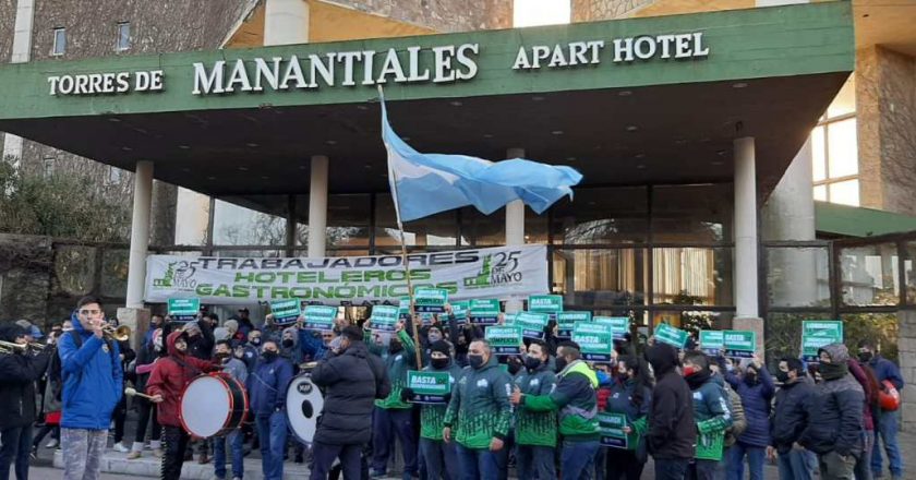 Trabajadores de Torres de Manantiales protestaron frente al complejo de Hernán Lombardi ante el anuncio de cierre