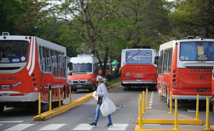 Choferes de micros escolares protestan en el Congreso para pedir ampliación del aforo de pasajeros