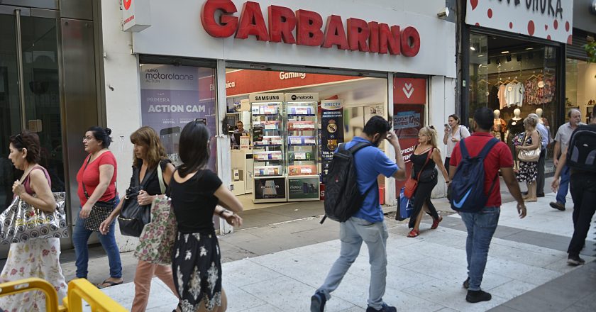 Mientras se espera una solución de fondo, Comercio consiguió que el Gobierno porteño libere fondos para que Garbarino pague los salarios