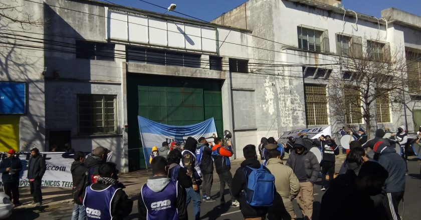 Telefónicos tercerizados lograron una reincorporación tras persecución sindical y mejoras laborales