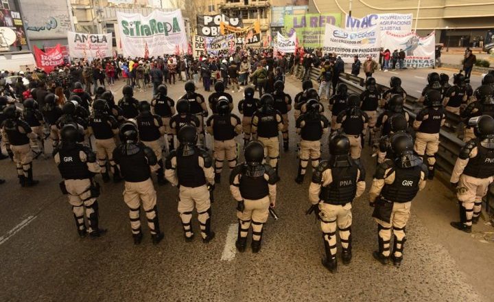 Protesta y corte en el Puente Pueyrredón por despidos de trabajadores tercerizados de Edesur