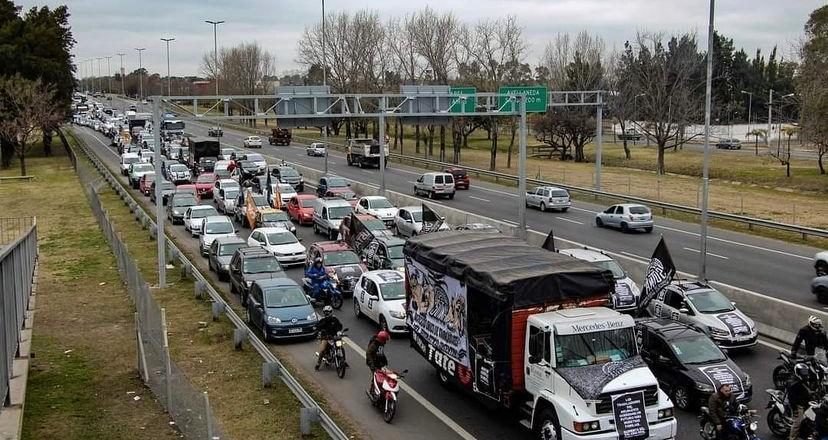 Caravanas de trabajadores del neumático movilizaron para reclamar «aumento del salario real, progreso y capacitación»