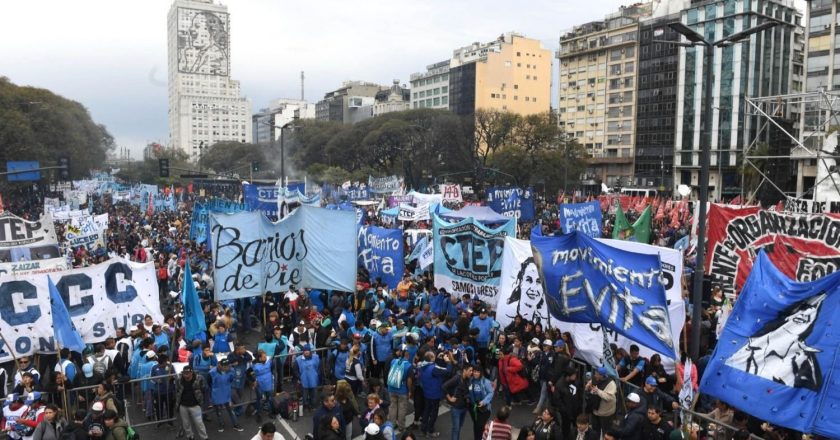 Cortocircuito entre los movimientos sociales por sus posiciones respecto de la crisis política que atraviesa Alberto