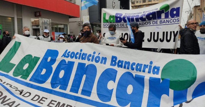 Morales avaló que no les paguen los salarios adeudados y los bancarios paralizarán el sistema bancario el próximo 4 de noviembre en Jujuy