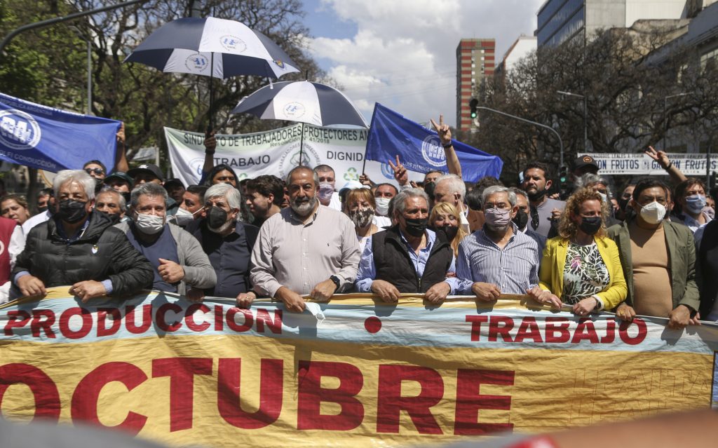 #17O Mientras los Gordos van a Obras, el resto del arco sindical moviliza a Plaza de Mayo para conmemorar el Día de la Lealtad cerca de CFK