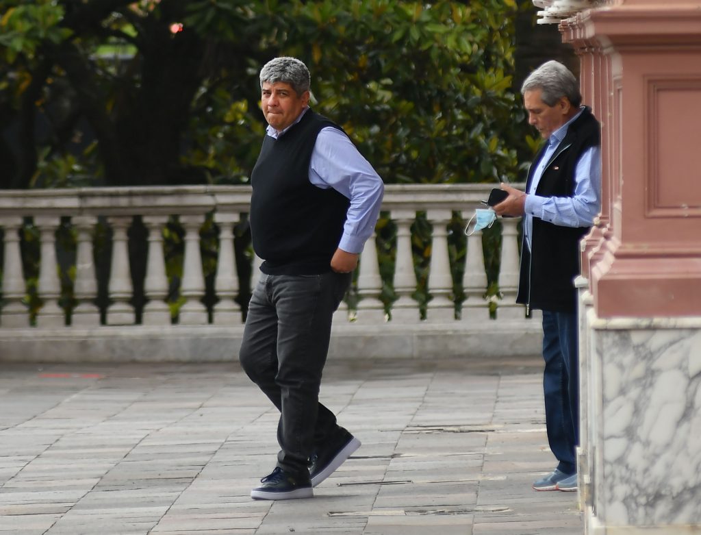 Pablo Moyano y  Carlos Acuña salen de la casa Rosada