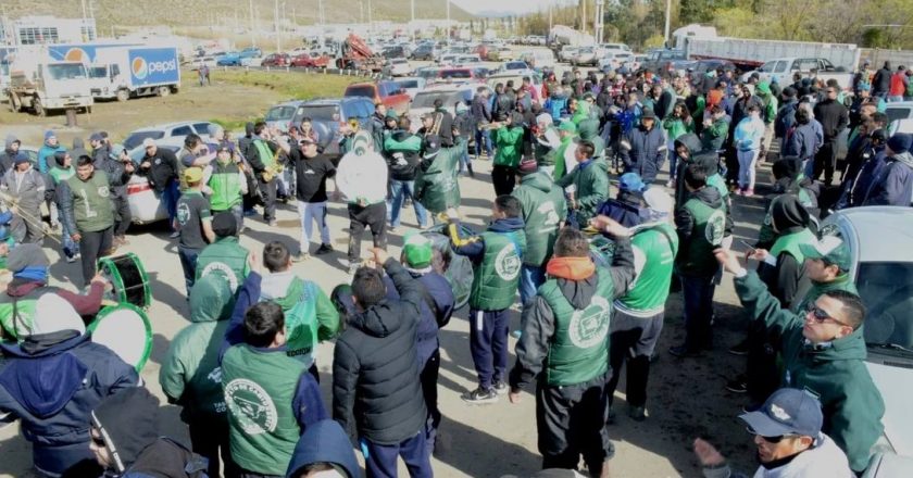 Camioneros bloquean los puertos chubutenses por incumplimiento a la ley ambiental pesquera y temor a despidos masivos