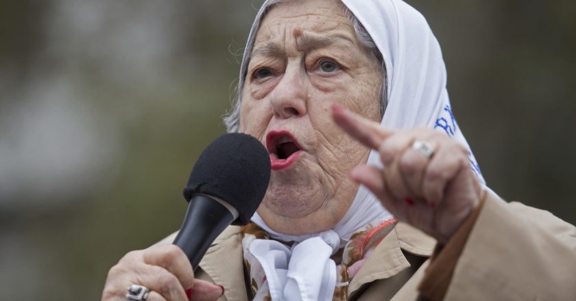 Hebe de Bonafini habló de hipocresía en el gobierno y afirmó que Daer la saluda pero no la quiere: «Todavía siento su beso clavado en la mejilla»