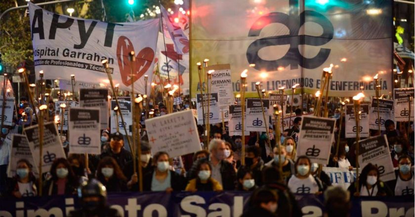 Enfermeros y personal de salud porteño le piden a Larreta reconocimiento profesional y realizan la segunda «marcha de las antorchas»