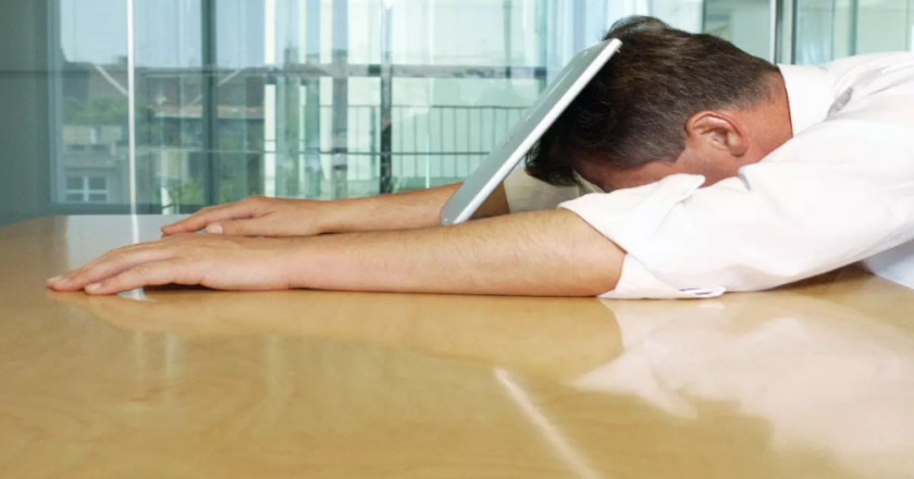 Ahora quedarse dormido en el trabajo puede ser causal de despido