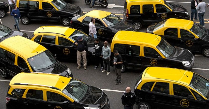 Peones de Taxis, en estado de alerta y movilización: «Los derechos y la dignidad no se arrasan por decreto»