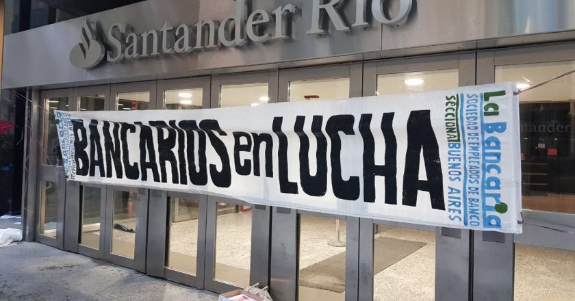 Los bancarios acusan al Santander de querer «cerrar 100 sucursales» y «despedir miles de empleados» y van al paro el jueves