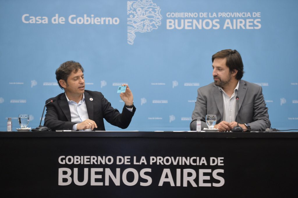 El gobernador Axel Kicillof junto al ministro de Salud, Nicolás Kreplak