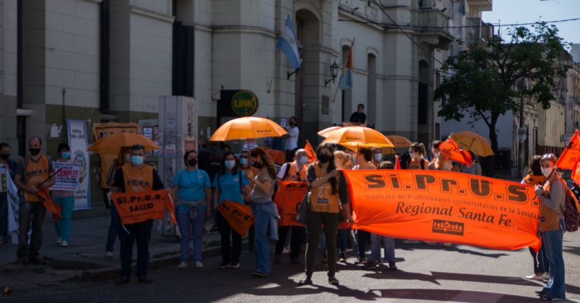 Protestan los profesionales de la salud santafesinos por los descuentos salariales de hasta 20 mil pesos por haber reclamado aumento de sueldo