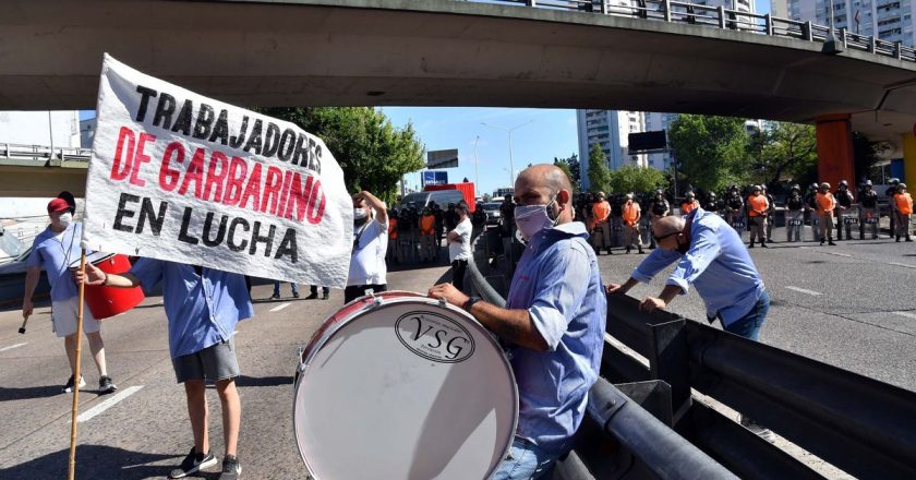 Trabajadores de Garbarino se reunieron con funcionarios y levantaron protesta en el Puente Pueyrredón