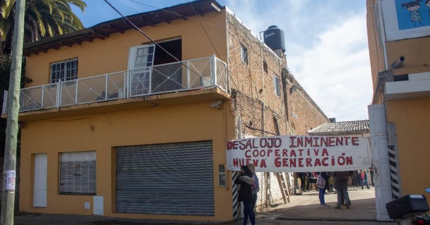 #URGENTE Con represión, desalojan una cooperativa textil y se llevan presos a los trabajadores y hasta a un cronista